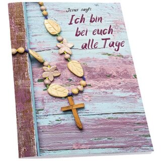 Kruzifix an der Kette auf blauem Hintergrund