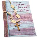 Kruzifix an der Kette auf blauem Hintergrund