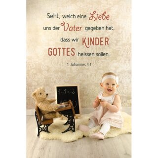 Ein Baby auf eine Lammfell mit Speilzeugen