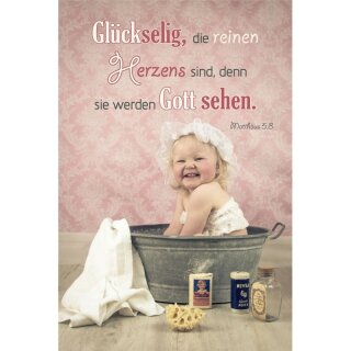 Baby am Baden in einer alten Schüssel