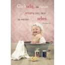 Baby am Baden in einer alten Schüssel