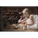 Kinder füttern Katzen auf dem Stroh