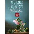 Vase mit Blumen und ein bisschen Obst auf einem Tisch