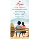 Ein Paar auf einer Bank mit einem Surfbrett am Strand