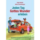 Rotes Auto mit zwei Kindern im Kofferraum