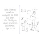 Ansicht Junge hilft Mutter Wäsche aufhängen