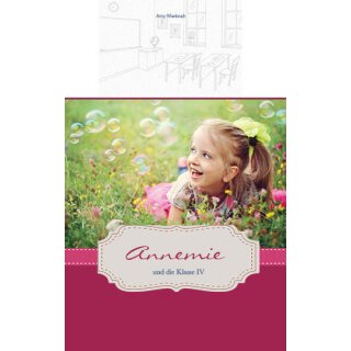 kleines Mädchen liegt auf der Wiese im Gras