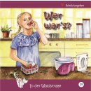 Ein Mädchen nascht Erdbeeren aus der Schale