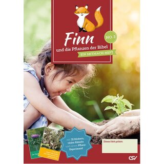 Mädchen setzt eine Pflanze aufs Beet