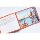 Ein Matrose trägt ein Mädchen hoch auf einer Leiter