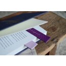 Magnetlesezeichen zwischen den Seiten im Buch