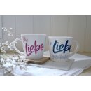 Eine Tassen mit pinker Schrift die andere ist mit Blauer Schrift versehen