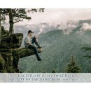 Mann sitzt auf einem Stein