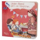 Puppen im Speilzimmer mit Mutter-Puppe