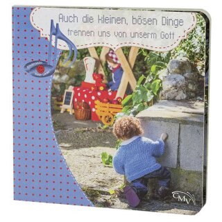 Eine Puppe beim Böses tun