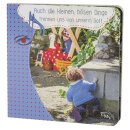 Eine Puppe beim Böses tun