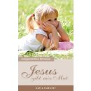 kleines Mädchen auf dem Rasen