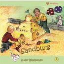 Kinder bauen eine Sandburg
