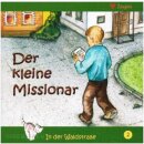Junge geht mit einem Buch über die Straße