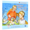 Zwei Kinder vor einem blühenden Baum