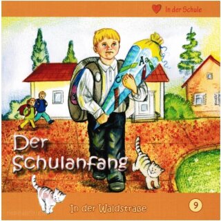 Junge steht auf der Straße mit Schulranzen und Schultüte