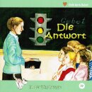 Kinder in einer Klasse vor der Lehrerin und an der Tafel...