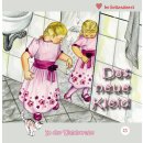 Mädchen mit schönem Kleid vor einem Spiegel