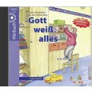 Junge steht auf dem Stuhl und reicht was oben vom Schrank