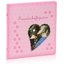 zwei Mädchen mit zusamengeflochtenen Zöpfen