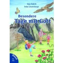 Familie wandert in den Bergen