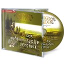 Münzen fallen aus eine Glasdose un Wald im Hintergrund